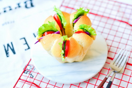 (图)花环<a href=/shicai/mimian/MianBao/index.html target=_blank><u>面包</u></a>