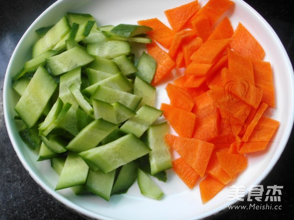 凉拌<a href=/shicai/mimian/FuZhu/index.html target=_blank><u>腐竹</u></a>的做法