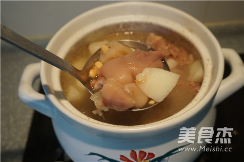 <a href=/shicai/rouqin/ZhuTi/index.html target=_blank><u>猪蹄</u></a><a href=/shicai/mimian/HuangDou/index.html target=_blank><u>黄豆</u></a><a href=/shicai/shucai/LianOu/index.html target=_blank><u>莲<a href=/shicai/shucai/Ou/index.html target=_blank><u>藕</u></a></u></a><a href=/shicai/shucai/ShanYao/index.html target=_blank><u>山药</u></a>煲的做法