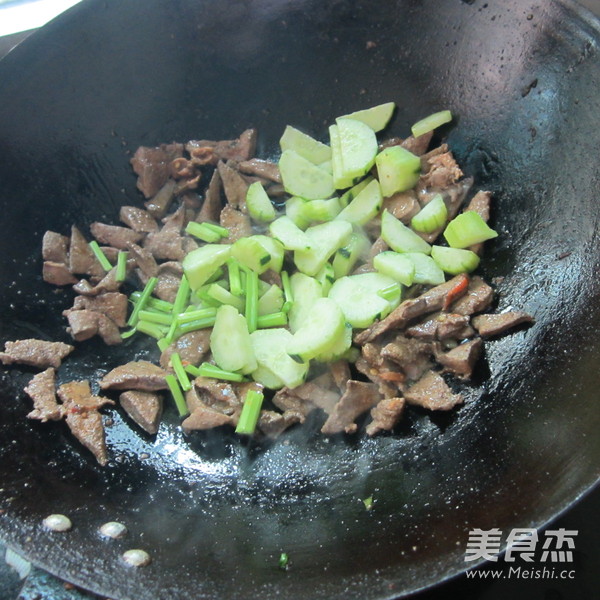 黄反炒<a href=/shicai/rouqin/ZhuGan/index.html target=_blank><u>猪肝</u></a>的做法