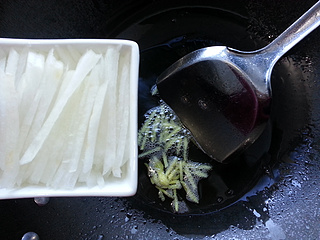 银丝<a href=/shicai/shuichanpin/JiYu/index.html target=_blank><u>鲫鱼</u></a>汤