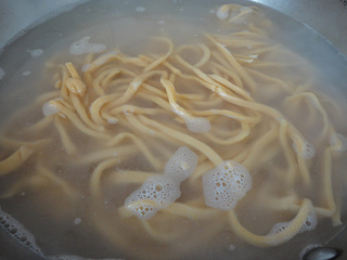 <a href=/shicai/shucai/HuLuoBo/index.html target=_blank><u>胡<a href=/shicai/shucai/LuoBo/index.html target=_blank><u>萝卜</u></a></u></a>汁手擀面