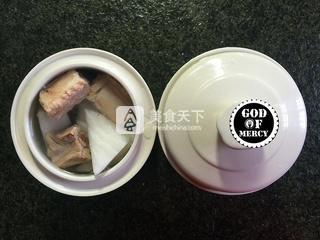 秋季减肥正当时养颜瘦身的白<a href=/shicai/shucai/LuoBo/index.html target=_blank><u>萝卜</u></a><a href=/shicai/rouqin/PaiGu/index.html target=_blank><u>排骨</u></a>汤