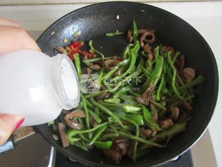 肚片<a href=/shicai/shucai/MuEr/index.html target=_blank><u>木耳</u></a><a href=/shicai/guopin/HuaSheng/index.html target=_blank><u>花生</u></a>汤