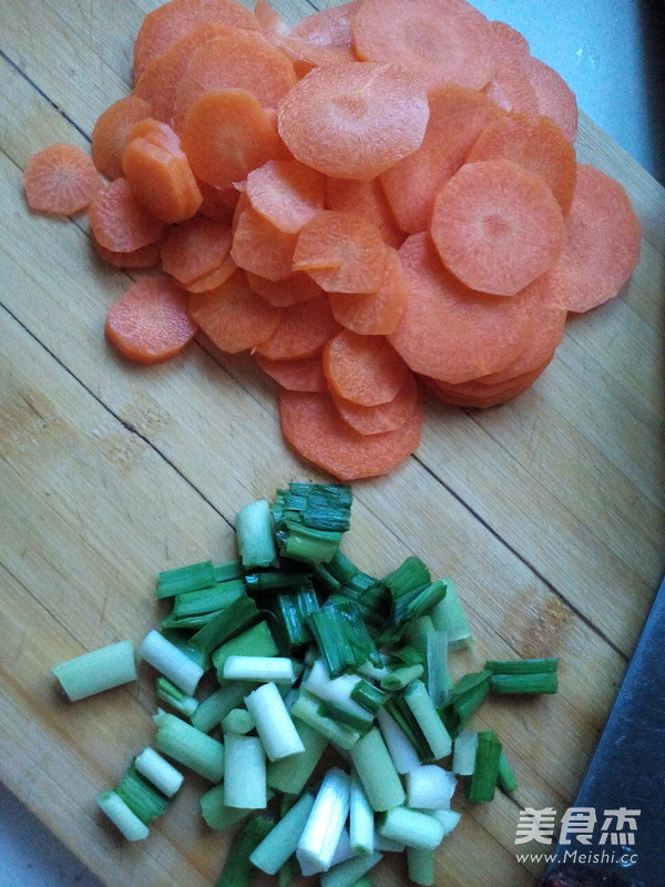 <a href=/shicai/shucai/HuLuoBo/index.html target=_blank><u>胡<a href=/shicai/shucai/LuoBo/index.html target=_blank><u>萝卜</u></a></u></a>炒肉片的做法