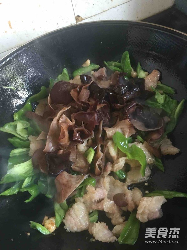 <a href=/shicai/shucai/LaJiao/index.html target=_blank><u>辣椒</u></a>炒<a href=/shicai/rouqin/WuHuaRou/index.html target=_blank><u>五花肉</u></a>的做法