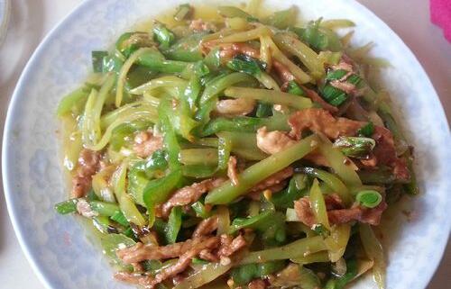 利尿消肿的<a href=/shicai/shucai/WoSun/index.html target=_blank><u>莴笋</u></a>炒肉丝怎么做?