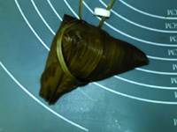 <a href=/shicai/mimian/HongDou/index.html target=_blank><u>红豆</u></a><a href=/shicai/rouqin/LaRou/index.html target=_blank><u>腊肉</u></a>粽子粥