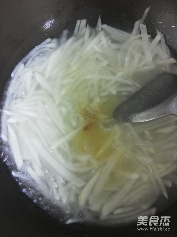 白<a href=/shicai/shucai/LuoBo/index.html target=_blank><u>萝卜</u></a>丝汤的做法