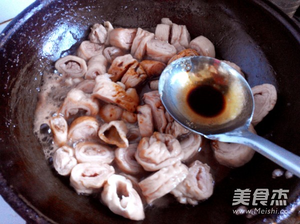 <a href=/shicai/shucai/QingJiao/index.html target=_blank><u>青椒</u></a>炒肥肠的做法