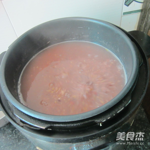 <a href=/shicai/guopin/PuTao/index.html target=_blank><u>葡萄</u></a>五谷粥的做法