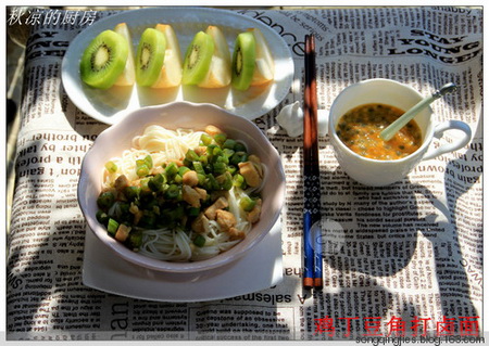 鸡丁<a href=/shicai/shucai/DouJiao/index.html target=_blank><u>豆角</u></a>打卤面