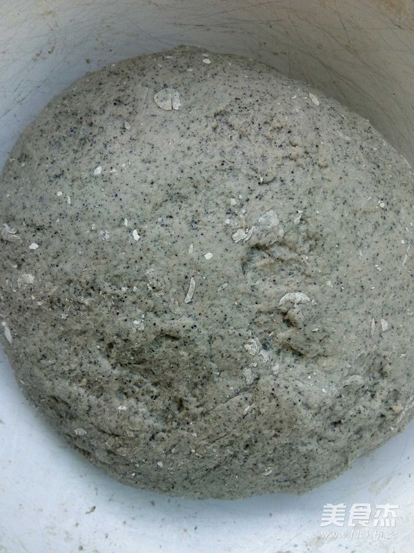 杂粮<a href=/shicai/guopin/ZhiMa/index.html target=_blank><u>芝麻</u></a>花卷的做法