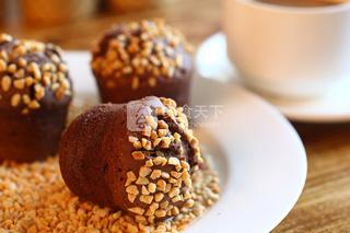 <a href=/shicai/guopin/HuaSheng/index.html target=_blank><u>花生</u></a><a href=/shicai/mimian/QiaoKeLi/index.html target=_blank><u>巧克力</u></a>蛋糕