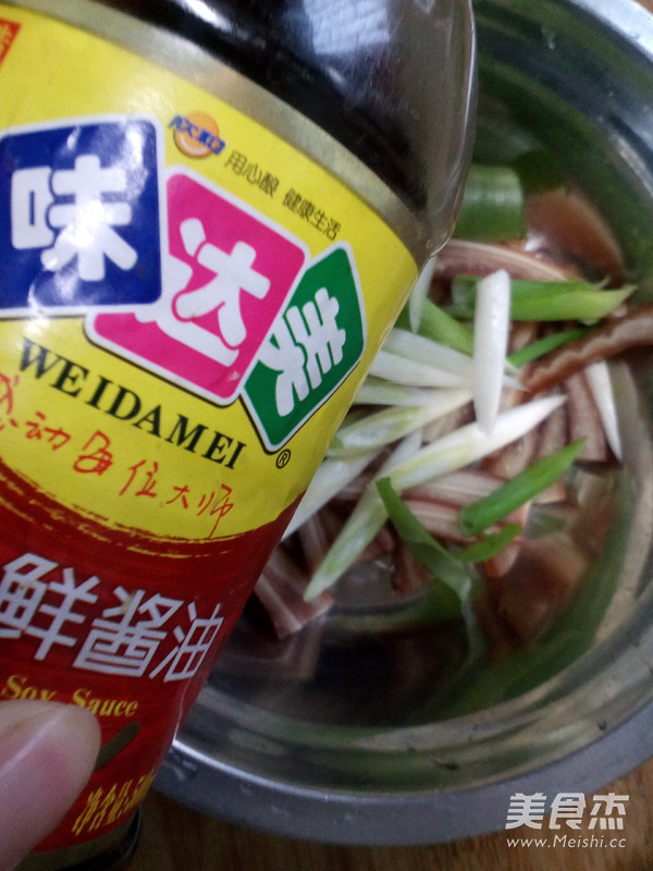 小葱拌猪耳的做法