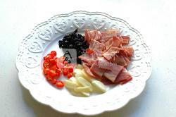 <a href=/shicai/rouqin/PeiGen/index.html target=_blank><u>培根</u></a><a href=/shicai/diaoweipin/DouChi/index.html target=_blank><u>豆豉</u></a>烤<a href=/shicai/shucai/CaiHua/index.html target=_blank><u>菜花</u></a>