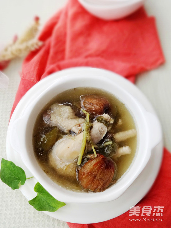 <a href=/shicai/shucai/YuXingCao/index.html target=_blank><u>鱼腥草</u></a>炖鸡汤的做法