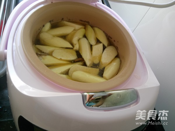 <a href=/shicai/guopin/LiZi/index.html target=_blank><u>栗子</u></a>麻鸭汤的做法