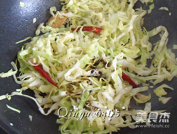 <a href=/shicai/shucai/YuanBaiCai/index.html target=_blank><u>圆<a href=/shicai/shucai/BaiCai/index.html target=_blank><u>白菜</u></a></u></a>炒<a href=/shicai/mimian/FenSi/index.html target=_blank><u>粉丝</u></a>的做法