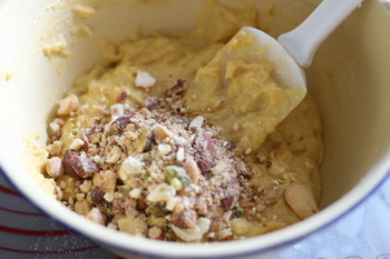 <a href=/shicai/mimian/YuMi/index.html target=_blank><u>玉米</u></a>坚果蛋糕步骤5