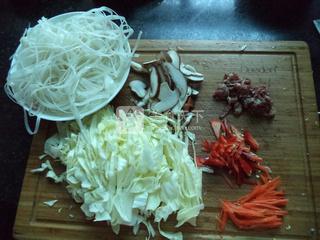 包菜<a href=/shicai/shucai/XiangGu/index.html target=_blank><u>香菇</u></a>肉丝炒<a href=/shicai/mimian/HeFen/index.html target=_blank><u>河粉</u></a>
