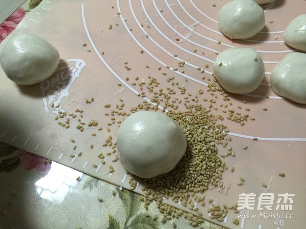 <a href=/shicai/guopin/ZhiMa/index.html target=_blank><u>芝麻</u></a><a href=/shicai/shucai/ZiShu/index.html target=_blank><u>紫薯</u></a>饼的做法