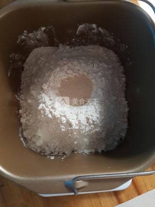 提子棍<a href=/shicai/mimian/MianBao/index.html target=_blank><u>面包</u></a>