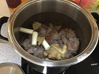 红烧<a href=/shicai/rouqin/PaiGu/index.html target=_blank><u>排骨</u></a>面