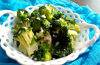 蒜蓉<a href=/shicai/shucai/XiLanHua/index.html target=_blank><u>西兰花</u></a>