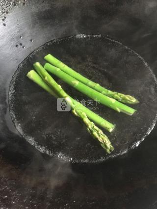 <a href=/shicai/shuichanpin/JinQiangYu/index.html target=_blank><u>金枪鱼</u></a><a href=/shicai/shucai/LuSun/index.html target=_blank><u>芦笋</u></a>蛋卷