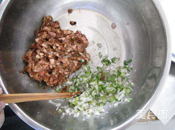 <a href=/shicai/rouqin/ZhuRou/index.html target=_blank><u>猪肉</u></a>白<a href=/shicai/shucai/LuoBo/index.html target=_blank><u>萝卜</u></a>包子馅的做法