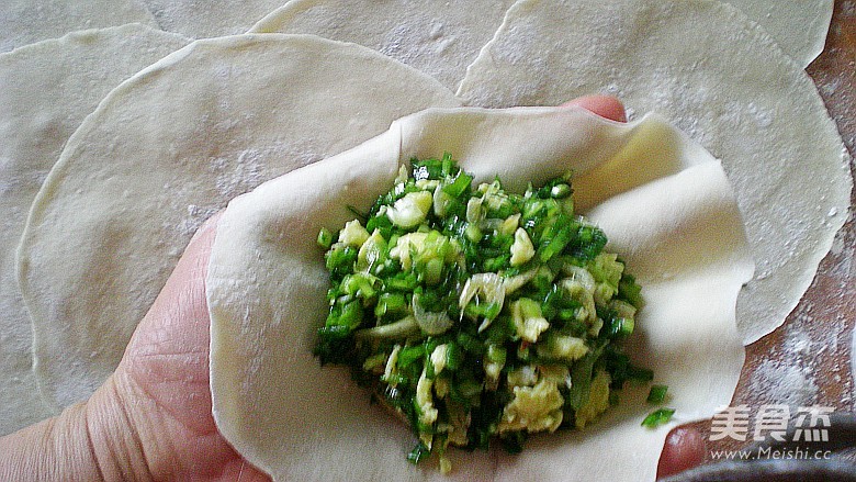 烙<a href=/shicai/shucai/JiuCai/index.html target=_blank><u>韭菜</u></a>盒子的做法