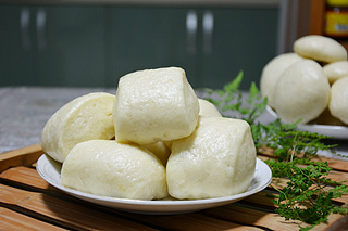 <a href=/shicai/mimian/NiuNai/index.html target=_blank><u>牛奶</u></a>刀切馒头