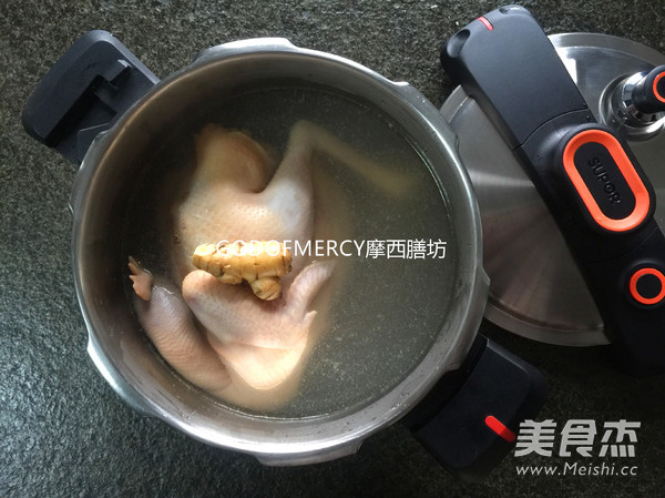 春季滋补养生最佳选择天麻核<a href=/shicai/guopin/Tao/index.html target=_blank><u>桃</u></a><a href=/shicai/guopin/GouQi/index.html target=_blank><u>枸杞</u></a>鸡汤的做法