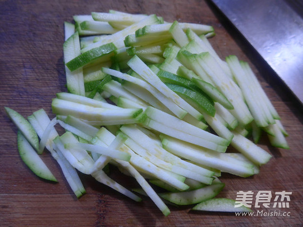 <a href=/shicai/mimian/FuZhu/index.html target=_blank><u>腐竹</u></a>绿<a href=/shicai/shucai/DouYa/index.html target=_blank><u>豆芽</u></a>炒<a href=/shicai/shucai/XiHuLu/index.html target=_blank><u>西葫芦</u></a>的做法