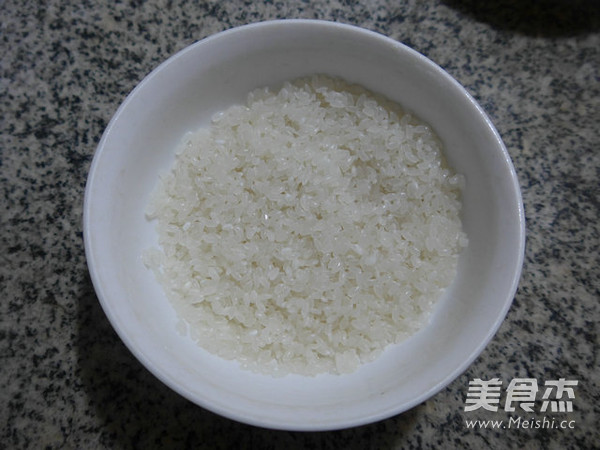 <a href=/shicai/guopin/SongZi/index.html target=_blank><u>松子</u></a>仁<a href=/shicai/mimian/DaMi/index.html target=_blank><u>大米</u></a>粥的做法
