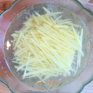 清炒<a href=/shicai/shucai/TuDou/index.html target=_blank><u>土豆</u></a>丝（微辣版）