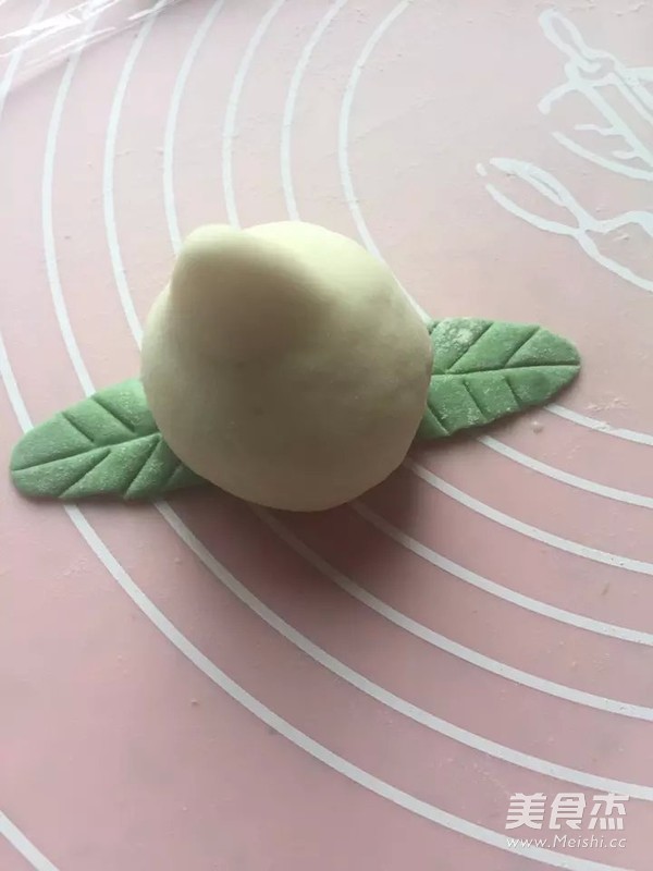 萌哒哒~寿<a href=/shicai/guopin/Tao/index.html target=_blank><u>桃</u></a>馒头的做法