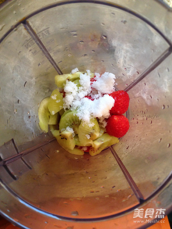 金果<a href=/shicai/guopin/CaoMei/index.html target=_blank><u>草莓</u></a>汁的做法