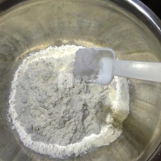 怀念儿时的味--<a href=/shicai/shucai/QingCai/index.html target=_blank><u>青菜</u></a>疙瘩汤的做法步骤:1