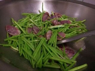 <a href=/shicai/shucai/LuHao/index.html target=_blank><u>芦蒿</u></a>炒<a href=/shicai/rouqin/XiangChang/index.html target=_blank><u>香肠</u></a>