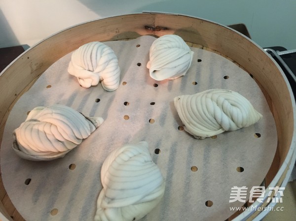 贝壳<a href=/shicai/guopin/HeiZhiMa/index.html target=_blank><u>黑<a href=/shicai/guopin/ZhiMa/index.html target=_blank><u>芝麻</u></a></u></a>花卷的做法