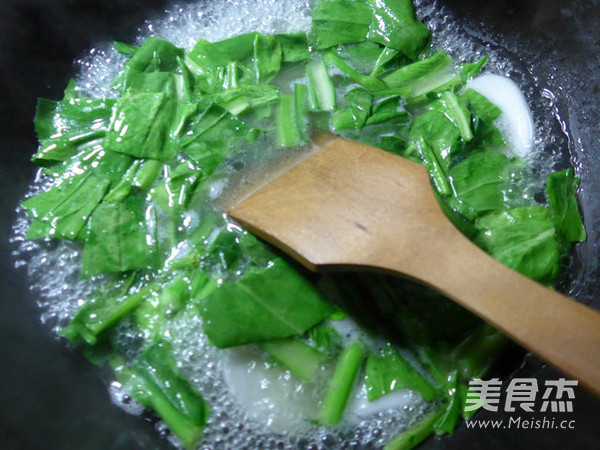 <a href=/shicai/shucai/YouCai/index.html target=_blank><u>油菜</u></a>蕻<a href=/shicai/mimian/YouTiao/index.html target=_blank><u>油条</u></a><a href=/shicai/mimian/NianGao/index.html target=_blank><u>年糕</u></a>汤的做法