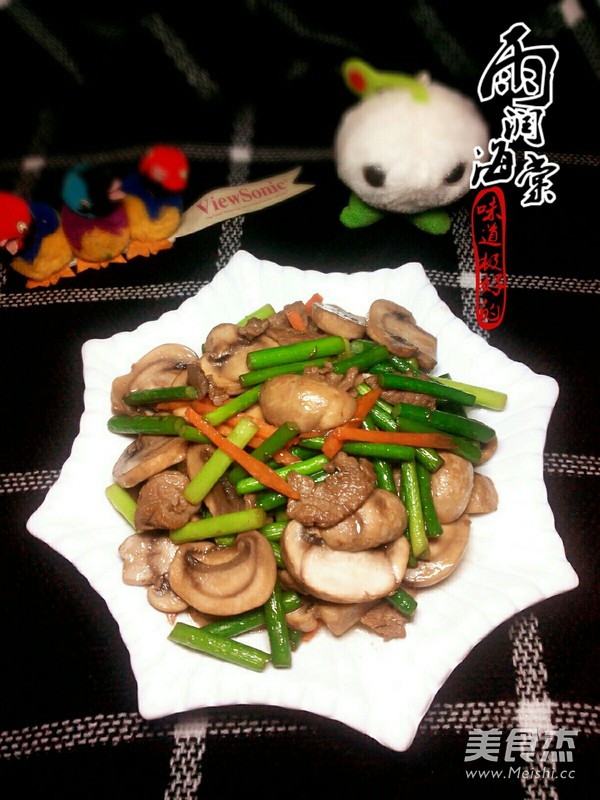 蒜苔炒<a href=/shicai/shucai/KouMo/index.html target=_blank><u>口蘑</u></a>的做法