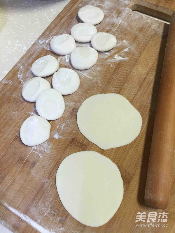 <a href=/shicai/rouqin/ZhuRou/index.html target=_blank><u>猪肉</u></a>锅贴的做法