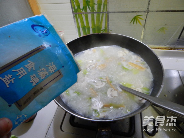 <a href=/shicai/shucai/BaiCai/index.html target=_blank><u>白菜</u></a><a href=/shicai/mimian/FuZhu/index.html target=_blank><u>腐竹</u></a>煮<a href=/shicai/mimian/NianGao/index.html target=_blank><u>年糕</u></a>的做法