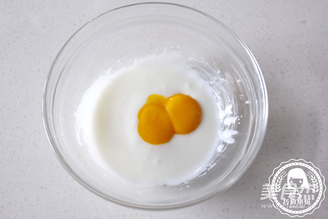 <a href=/shicai/guopin/ManYueMei/index.html target=_blank><u>蔓越莓</u></a>乳酪戚风的做法