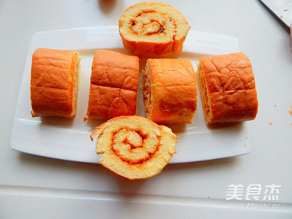 黄<a href=/shicai/guopin/Tao/index.html target=_blank><u>桃</u></a>果酱蛋糕卷的做法