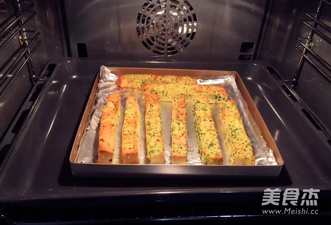 蒜香<a href=/shicai/mimian/TuSi/index.html target=_blank><u>吐司</u></a>条,撩起你的味蕾大战~的做法