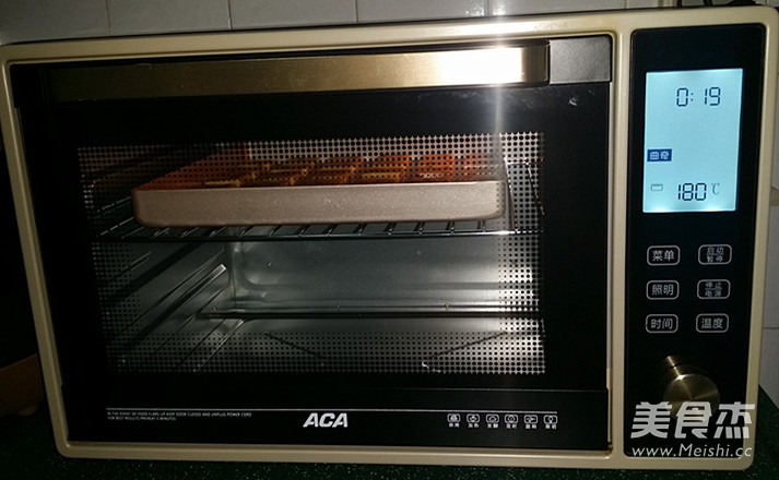 <a href=/shicai/guopin/ManYueMei/index.html target=_blank><u>蔓越莓</u></a>饼干的做法